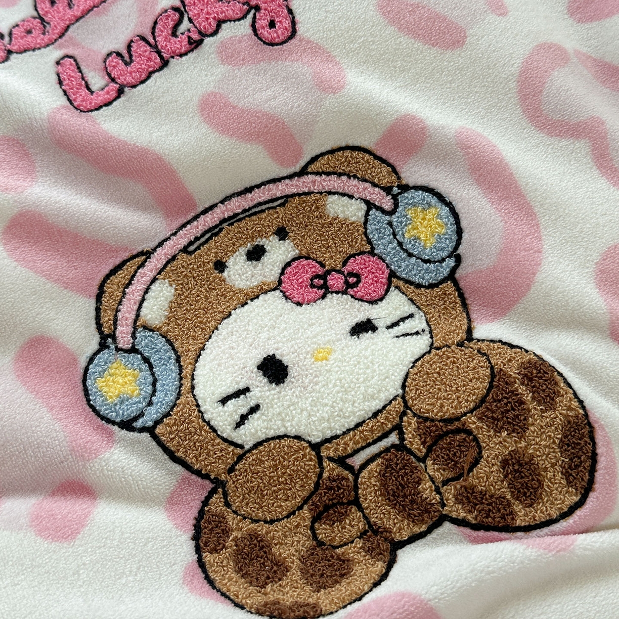 91家纺网 家纺一手货源 找家纺 柚子YOUTH 2025新款加厚牛奶绒卡通毛巾绣四件套-卡通三小只 卡通三小只-蝴蝶结KT