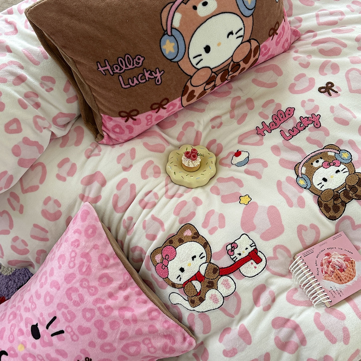 91家纺网 家纺一手货源 找家纺 柚子YOUTH 2025新款加厚牛奶绒卡通毛巾绣四件套-卡通三小只 卡通三小只-蝴蝶结KT