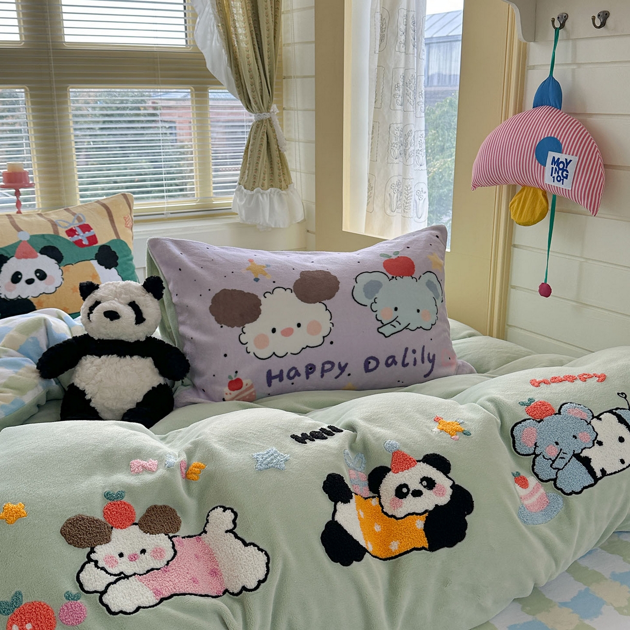 91家纺网 家纺一手货源 找家纺 柚子YOUTH 2025新款加厚牛奶绒卡通毛巾绣四件套-卡通三小只 卡通三小只-快乐动物园