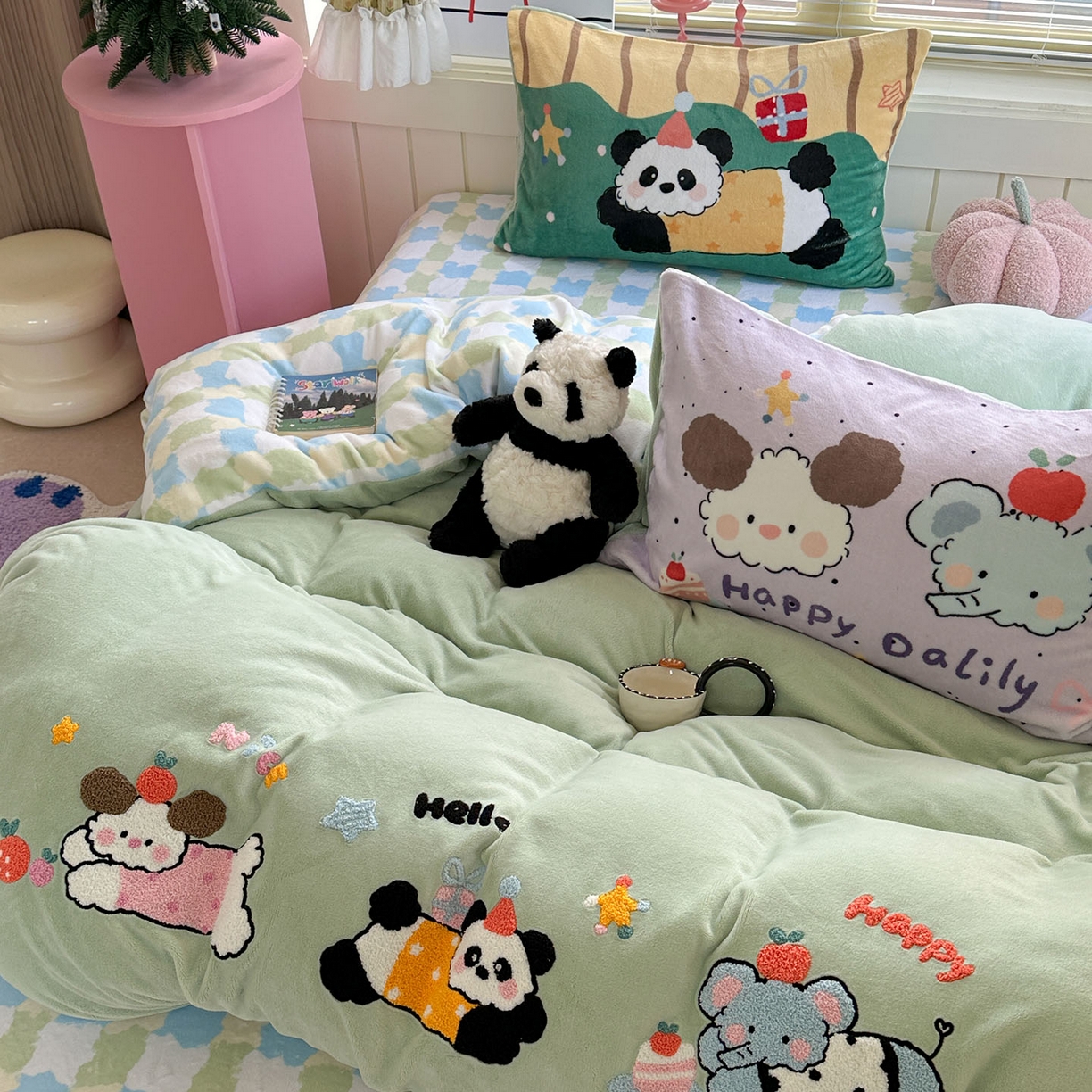 91家纺网 家纺一手货源 找家纺 柚子YOUTH 2025新款加厚牛奶绒卡通毛巾绣四件套-卡通三小只 卡通三小只-快乐动物园