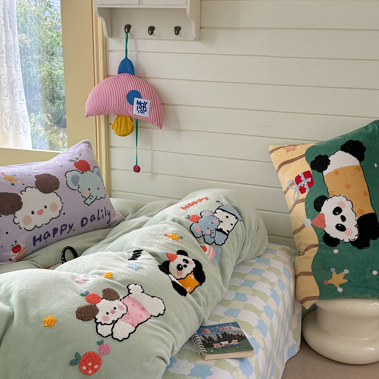 91家纺网 家纺一手货源 找家纺 柚子YOUTH 2025新款加厚牛奶绒卡通毛巾绣四件套-卡通三小只 卡通三小只-快乐动物园