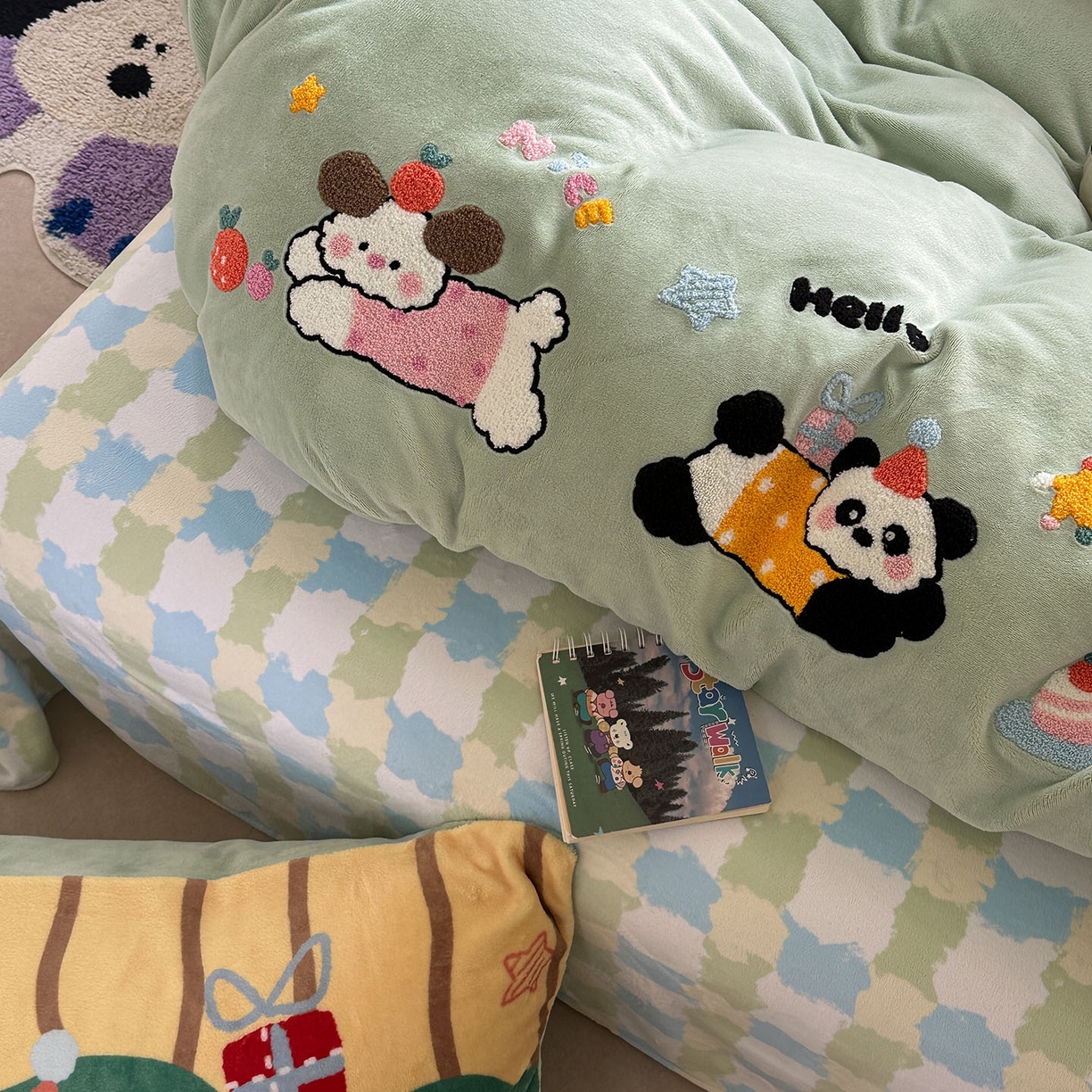 91家纺网 家纺一手货源 找家纺 柚子YOUTH 2025新款加厚牛奶绒卡通毛巾绣四件套-卡通三小只 卡通三小只-快乐动物园