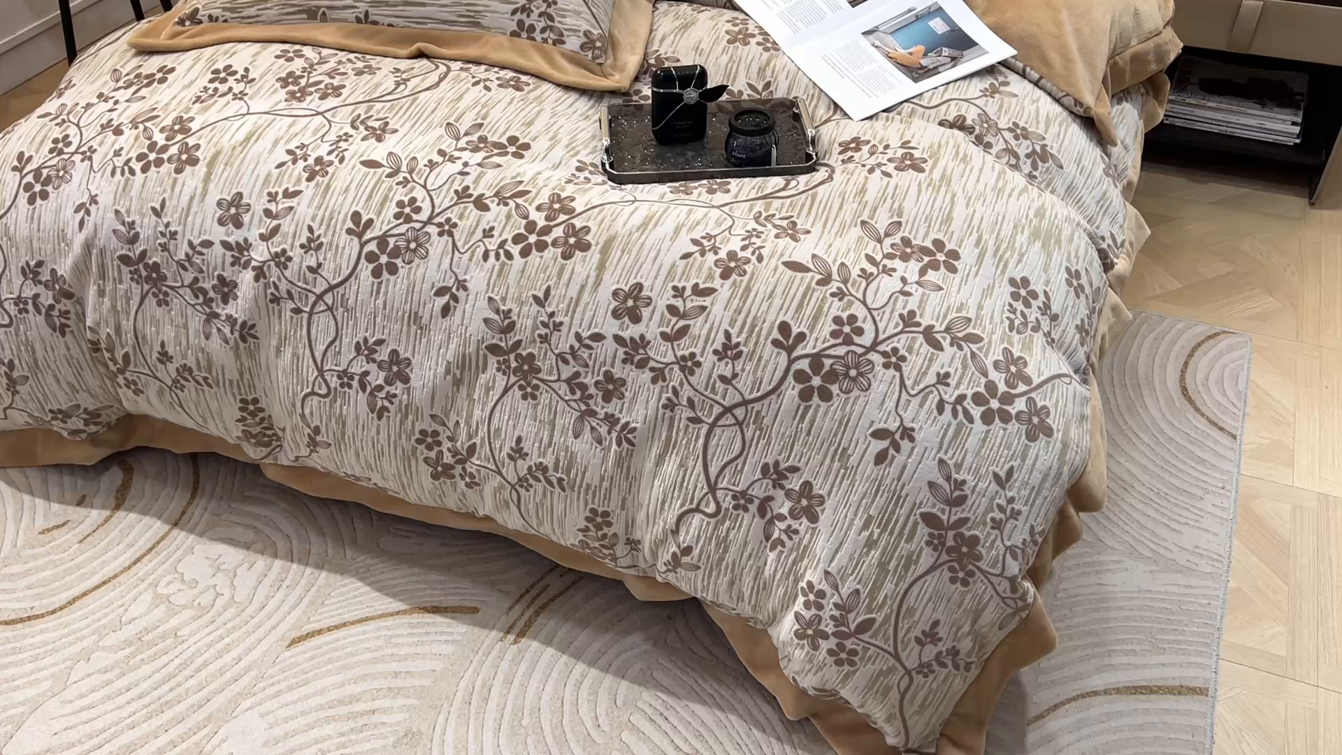 91家纺网 家纺一手货源 找家纺 三悦四季 2025新款冬季雕花牛奶绒加厚保暖四件套复古风轻奢烂花床单被套床上用品 叶雨优然-咖色