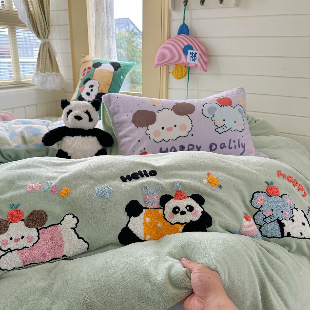 91家纺网 家纺一手货源 找家纺 柚子YOUTH 2025新款加厚牛奶绒卡通毛巾绣四件套-卡通三小只 卡通三小只-快乐动物园