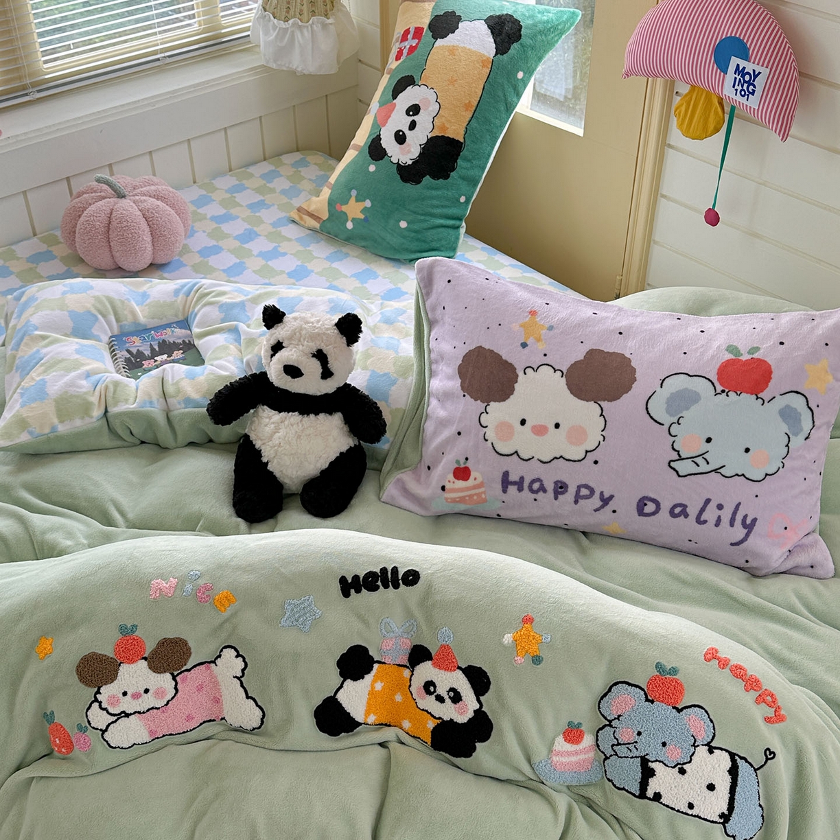 91家纺网 家纺一手货源 找家纺 柚子YOUTH 2025新款加厚牛奶绒卡通毛巾绣四件套-卡通三小只 卡通三小只-快乐动物园