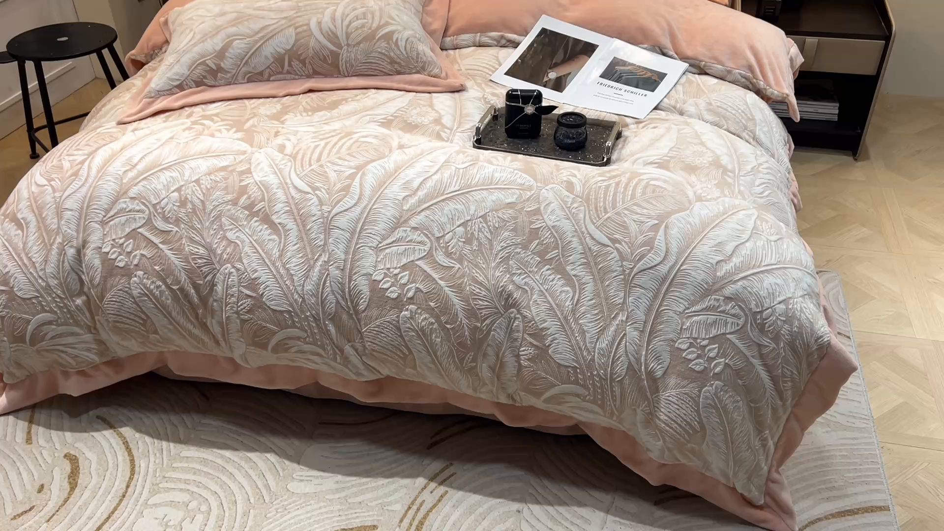 91家纺网 家纺一手货源 找家纺 三悦四季 2025新款冬季雕花牛奶绒加厚保暖四件套复古风轻奢烂花床单被套床上用品 一叶倾城-粉