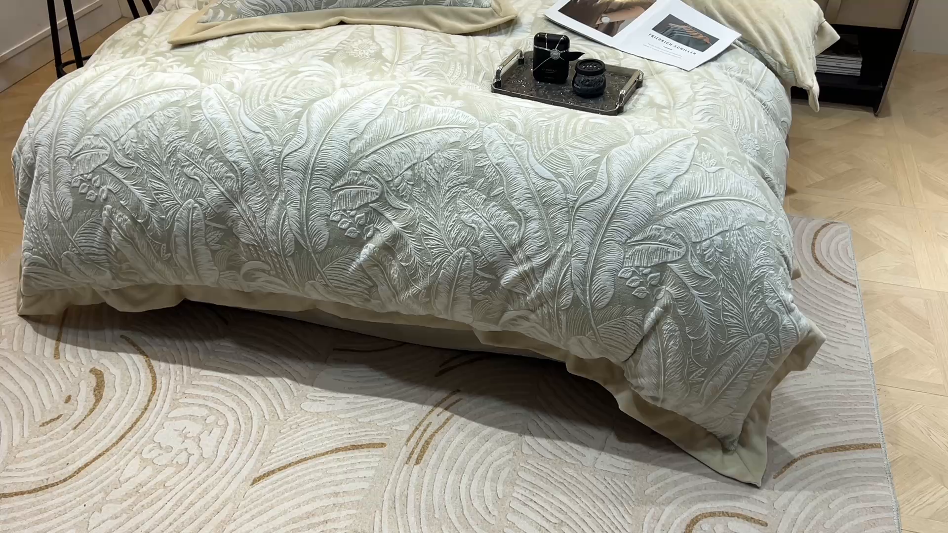 91家纺网 家纺一手货源 找家纺 三悦四季 2025新款冬季雕花牛奶绒加厚保暖四件套复古风轻奢烂花床单被套床上用品 盛夏丛林-卡其