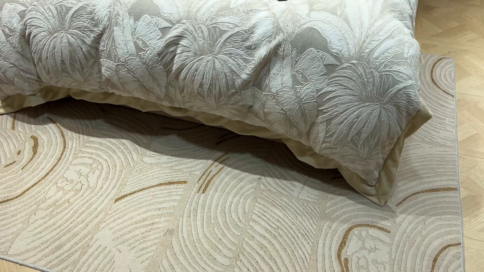 91家纺网 家纺一手货源 找家纺 三悦四季 2025新款冬季雕花牛奶绒加厚保暖四件套复古风轻奢烂花床单被套床上用品 一叶倾城-浅咖