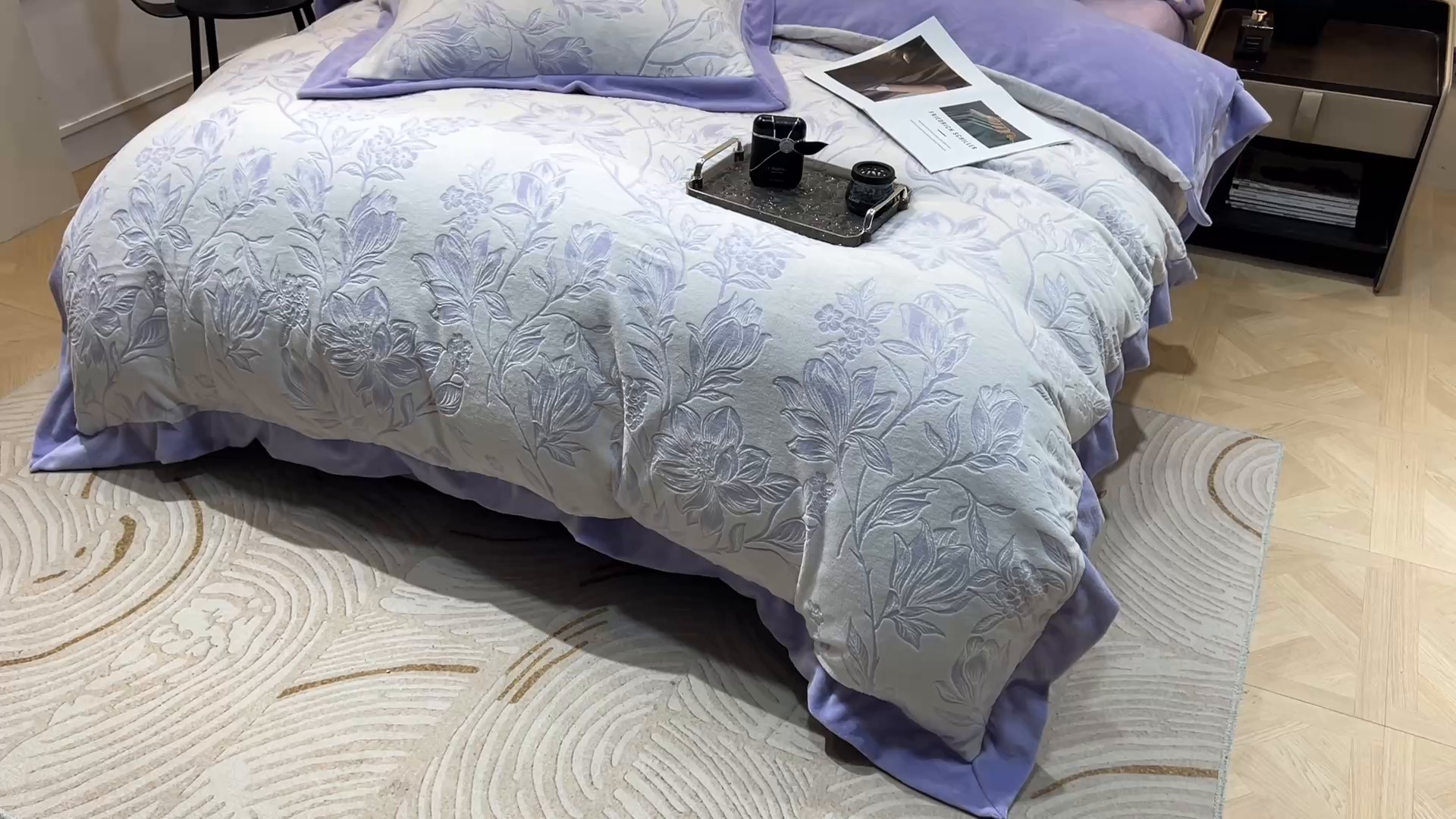 91家纺网 家纺一手货源 找家纺 三悦四季 2025新款冬季雕花牛奶绒加厚保暖四件套复古风轻奢烂花床单被套床上用品 秋雨花恋--紫