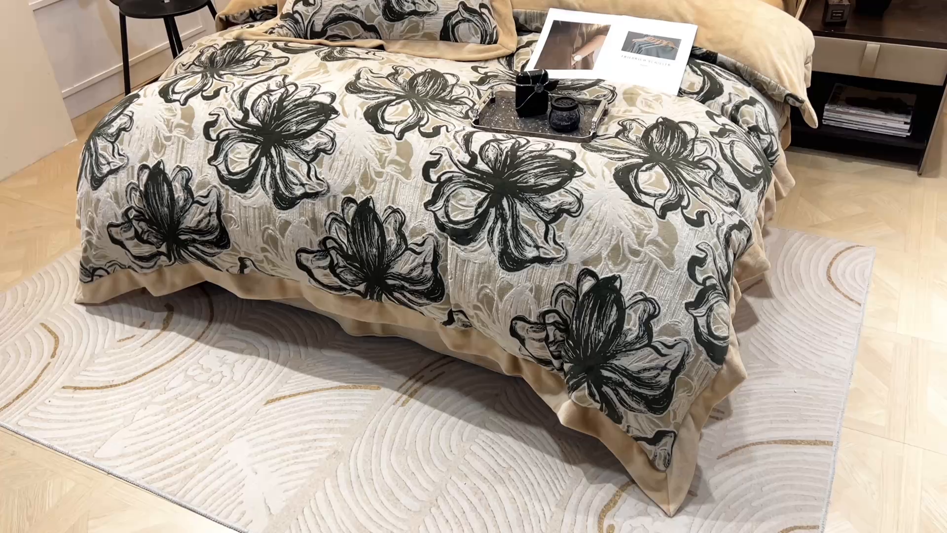 91家纺网 家纺一手货源 找家纺 三悦四季 2025新款冬季雕花牛奶绒加厚保暖四件套复古风轻奢烂花床单被套床上用品 优雅花卉-黑棕