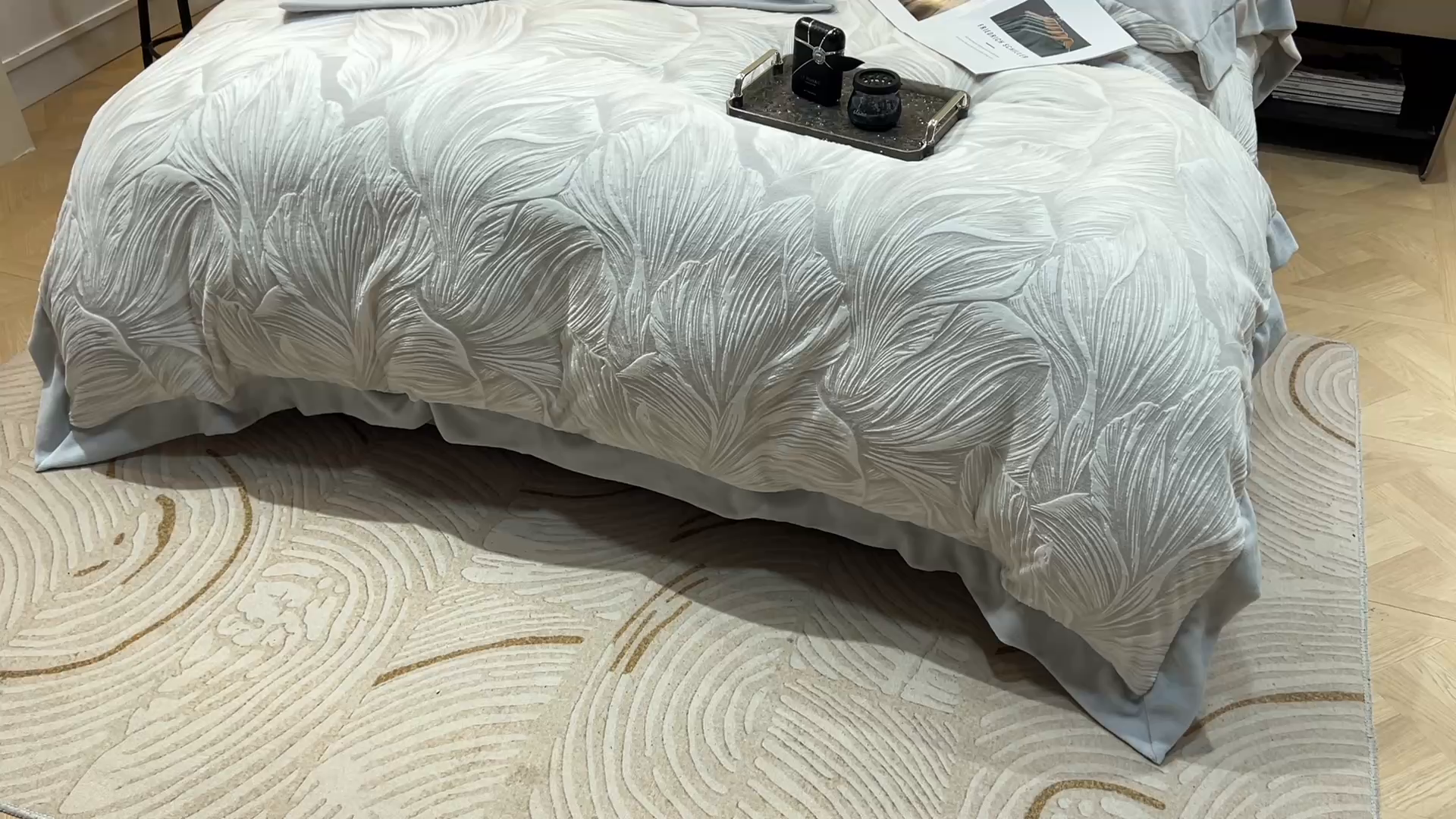 91家纺网 家纺一手货源 找家纺 三悦四季 2025新款冬季雕花牛奶绒加厚保暖四件套复古风轻奢烂花床单被套床上用品 盛夏丛林-浅灰