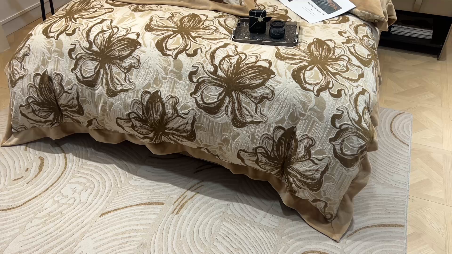 91家纺网 家纺一手货源 找家纺 三悦四季 2025新款冬季雕花牛奶绒加厚保暖四件套复古风轻奢烂花床单被套床上用品 优雅花卉-浅咖