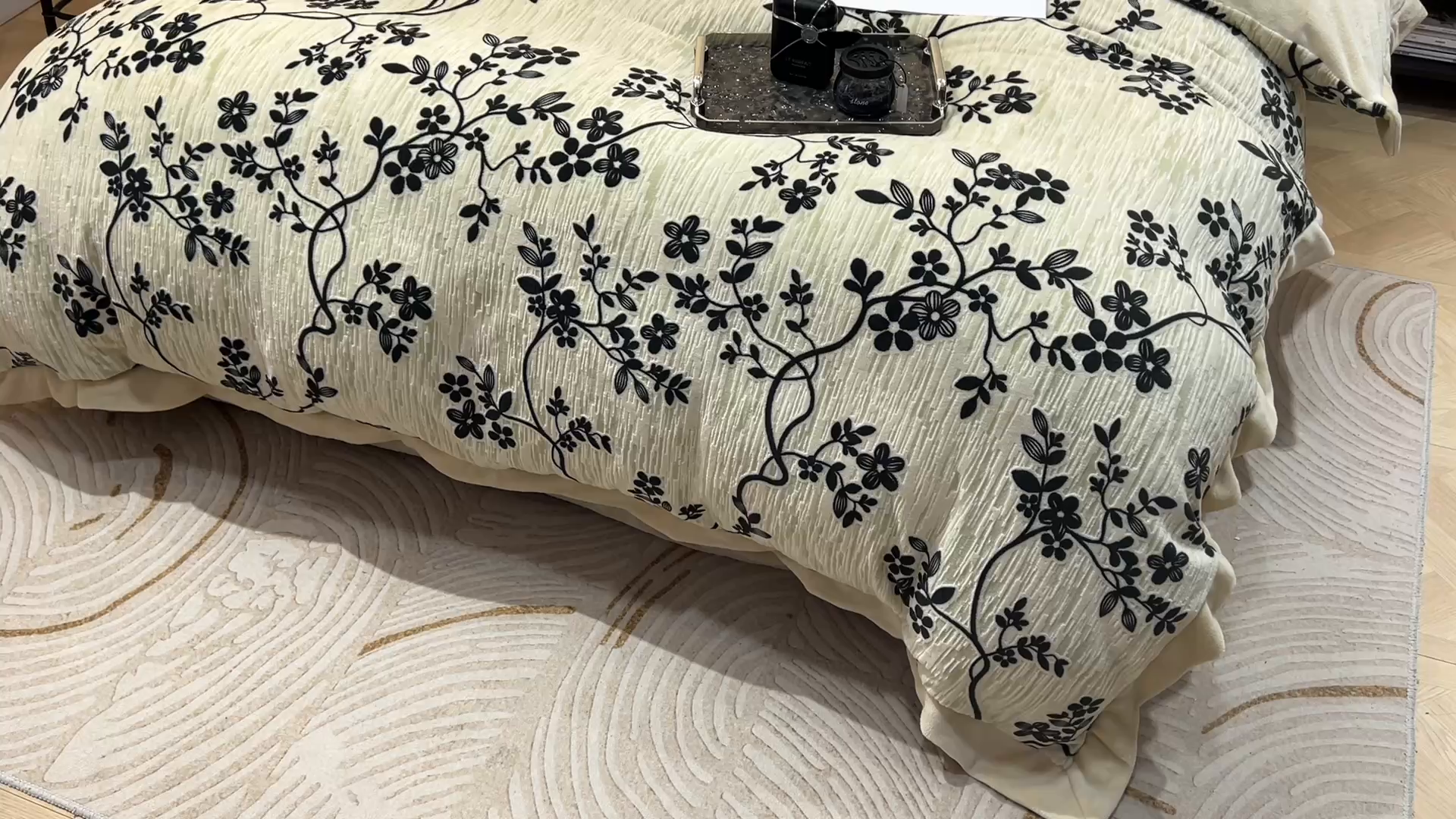 91家纺网 家纺一手货源 找家纺 三悦四季 2025新款冬季雕花牛奶绒加厚保暖四件套复古风轻奢烂花床单被套床上用品 叶雨悠然-黑卡