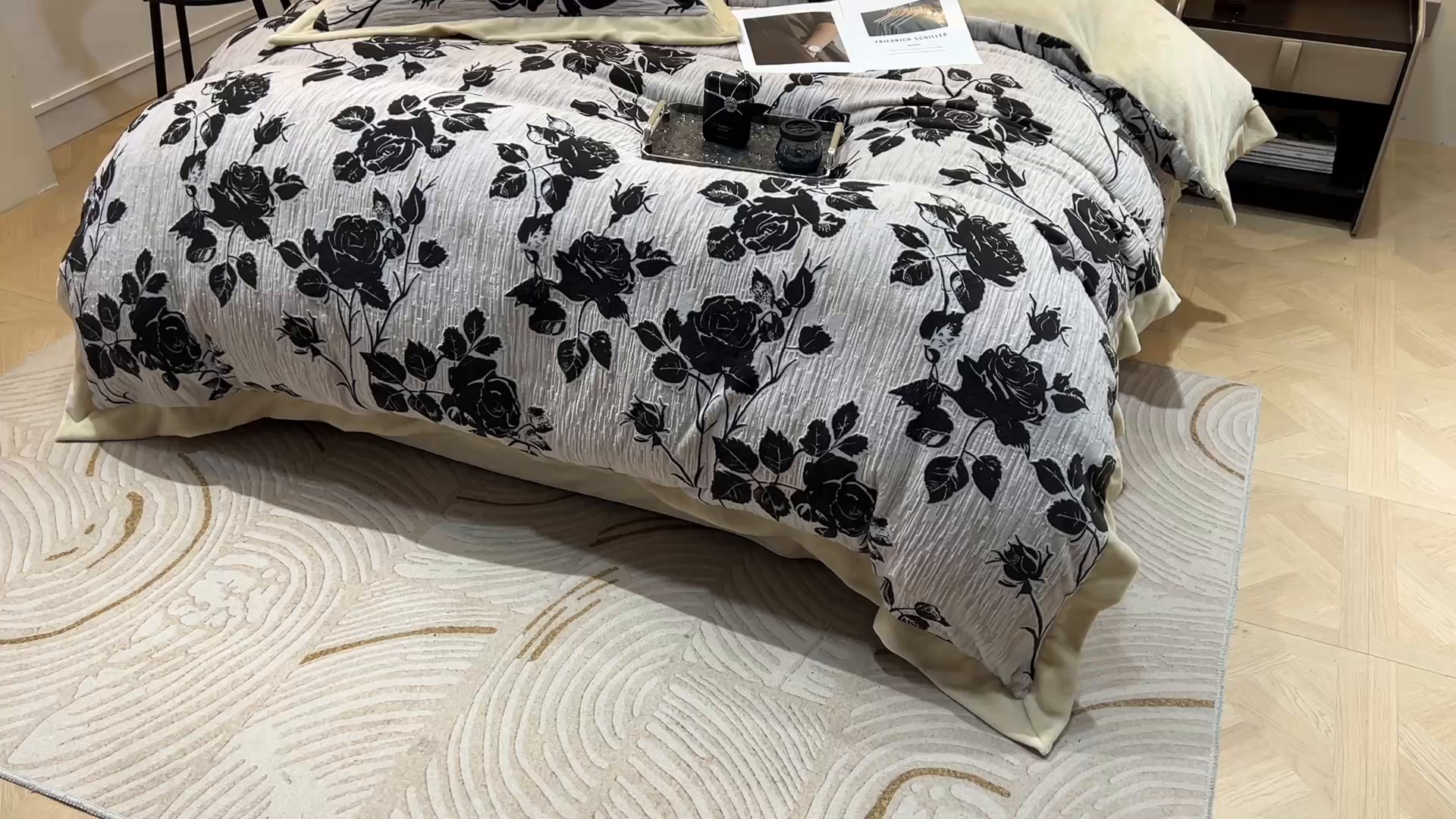 91家纺网 家纺一手货源 找家纺 三悦四季 2025新款冬季雕花牛奶绒加厚保暖四件套复古风轻奢烂花床单被套床上用品 夜伴花香-灰咖