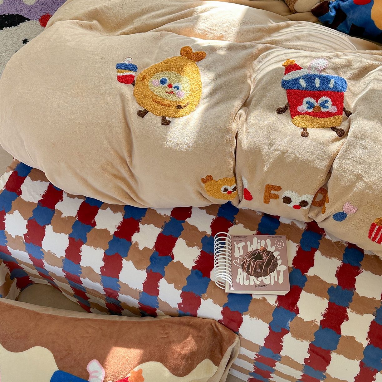 91家纺网 家纺一手货源 找家纺 柚子YOUTH 2025新款加厚牛奶绒卡通毛巾绣四件套-卡通三小只 卡通三小只-能量套餐