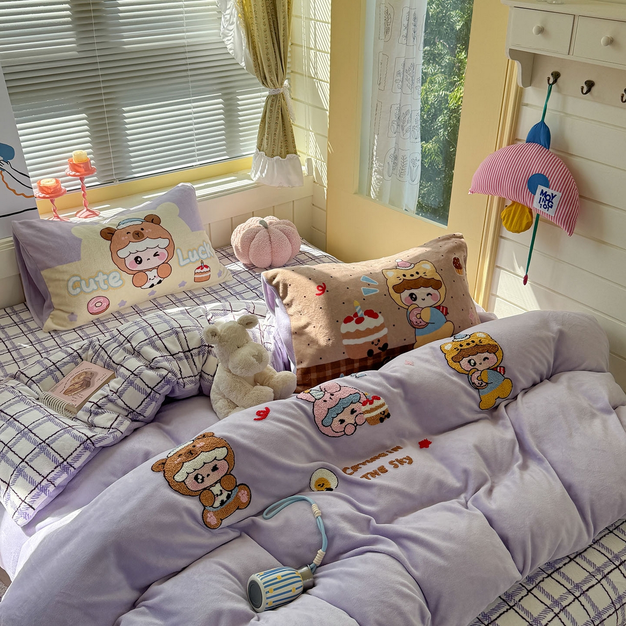 91家纺网 家纺一手货源 找家纺 柚子YOUTH 2025新款加厚牛奶绒卡通毛巾绣四件套-卡通三小只 卡通三小只-熊宝