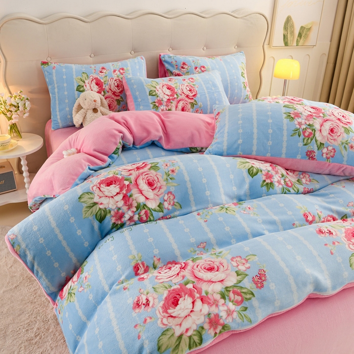 91家纺网 家纺一手货源 找家纺 三悦四季 2025新款A类牛奶绒印花四件套 浅蓝玫瑰