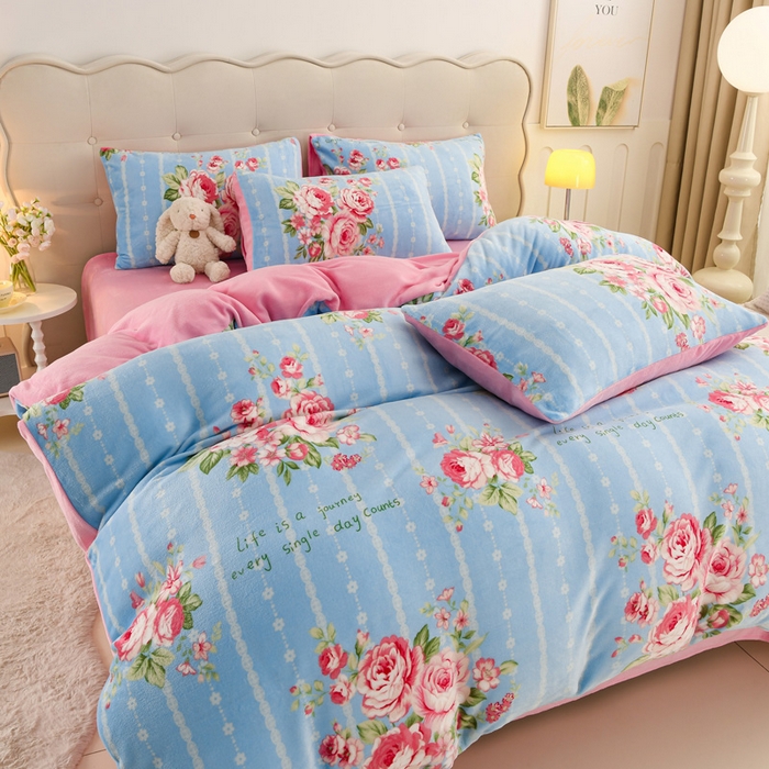 91家纺网 家纺一手货源 找家纺 三悦四季 2025新款A类牛奶绒印花四件套 浅蓝玫瑰