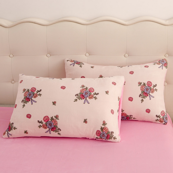 91家纺网 家纺一手货源 找家纺 三悦四季 2025新款A类牛奶绒印花四件套 粉色绮梦