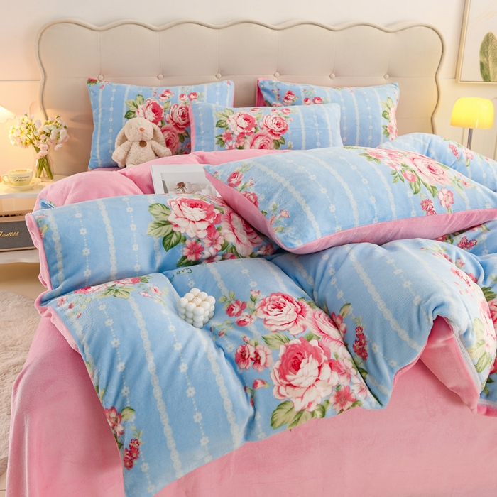 91家纺网 家纺一手货源 找家纺 三悦四季 2025新款A类牛奶绒印花四件套 浅蓝玫瑰