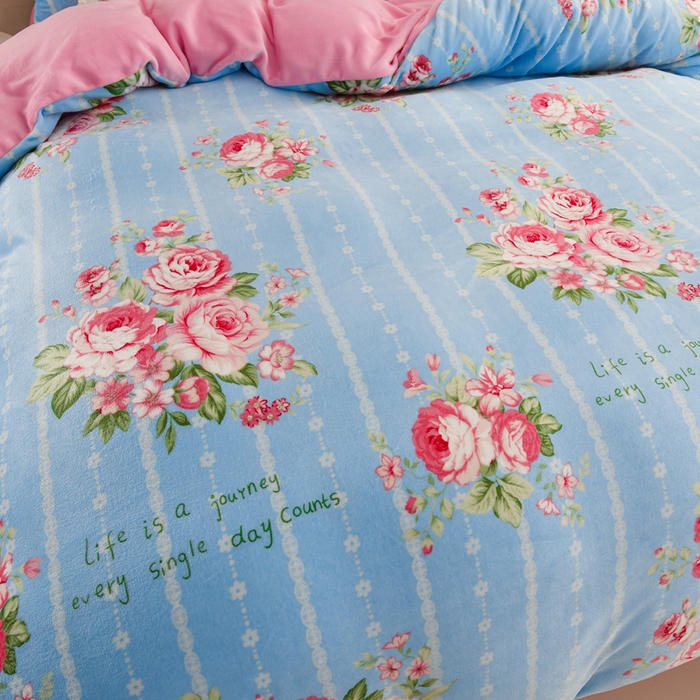 91家纺网 家纺一手货源 找家纺 三悦四季 2025新款A类牛奶绒印花四件套 浅蓝玫瑰