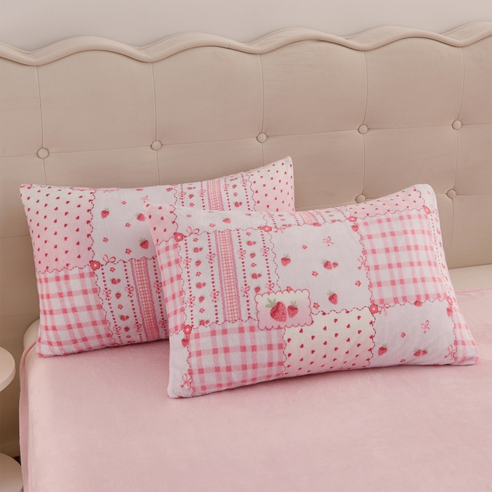 91家纺网 家纺一手货源 找家纺 三悦四季 2025新款A类牛奶绒印花四件套 草莓格韵