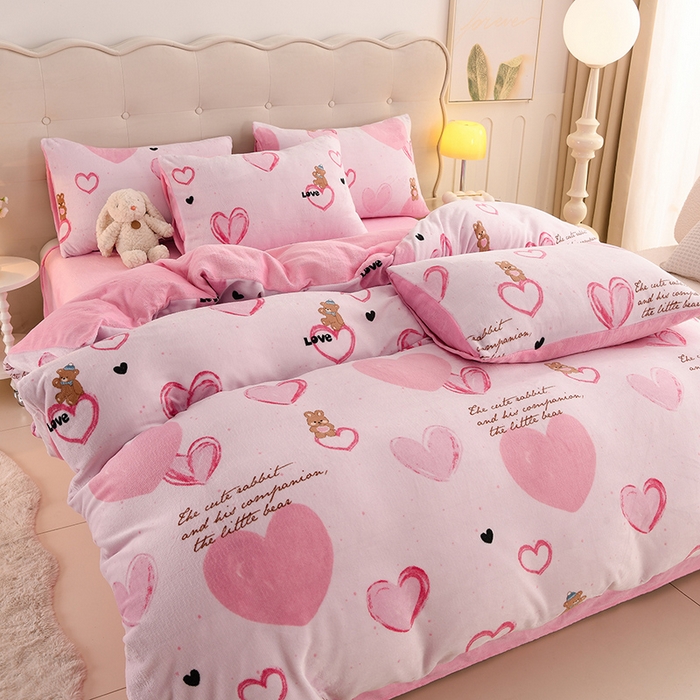 91家纺网 家纺一手货源 找家纺 三悦四季 2025新款A类牛奶绒印花四件套 甜心熊语