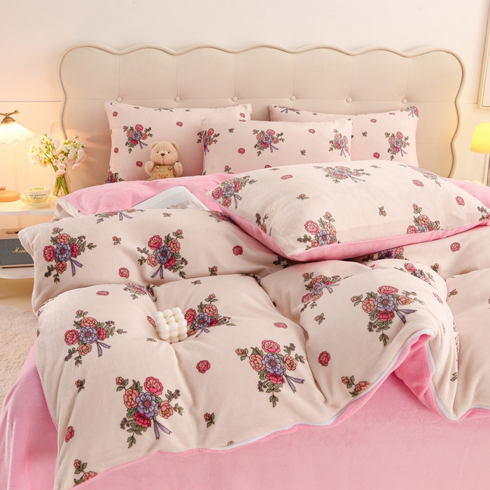 91家纺网 家纺一手货源 找家纺 三悦四季 2025新款A类牛奶绒印花四件套 粉色绮梦