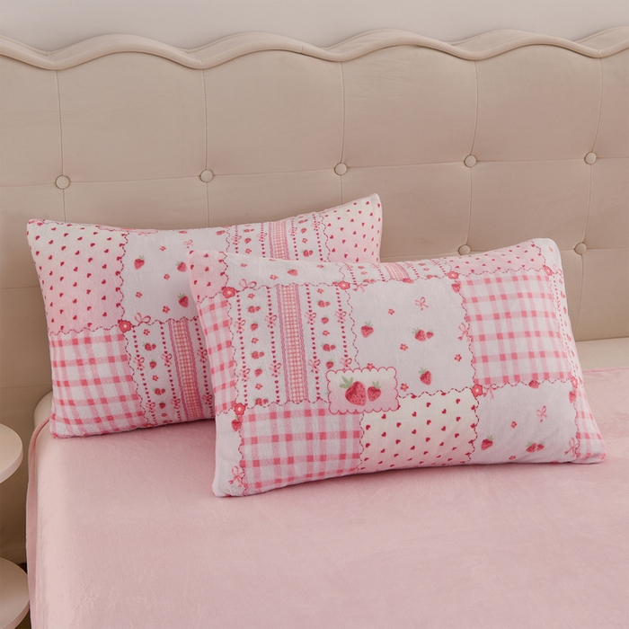 91家纺网 家纺一手货源 找家纺 三悦四季 2025新款A类牛奶绒印花四件套 草莓格韵