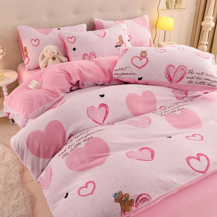 91家纺网 家纺一手货源 找家纺 三悦四季 2025新款A类牛奶绒印花四件套 甜心熊语