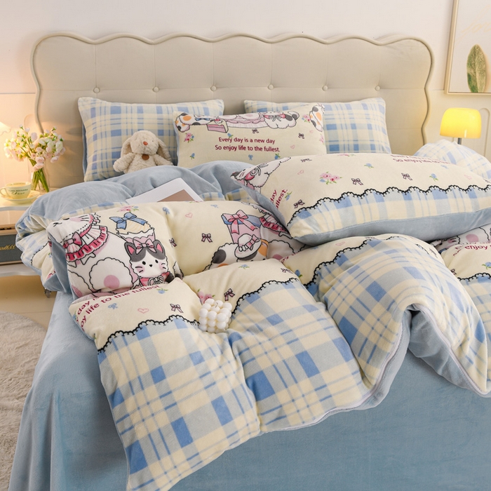 91家纺网 家纺一手货源 找家纺 三悦四季 2025新款A类牛奶绒印花四件套 喵格童话