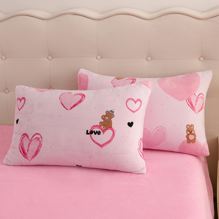 91家纺网 家纺一手货源 找家纺 三悦四季 2025新款A类牛奶绒印花四件套 甜心熊语