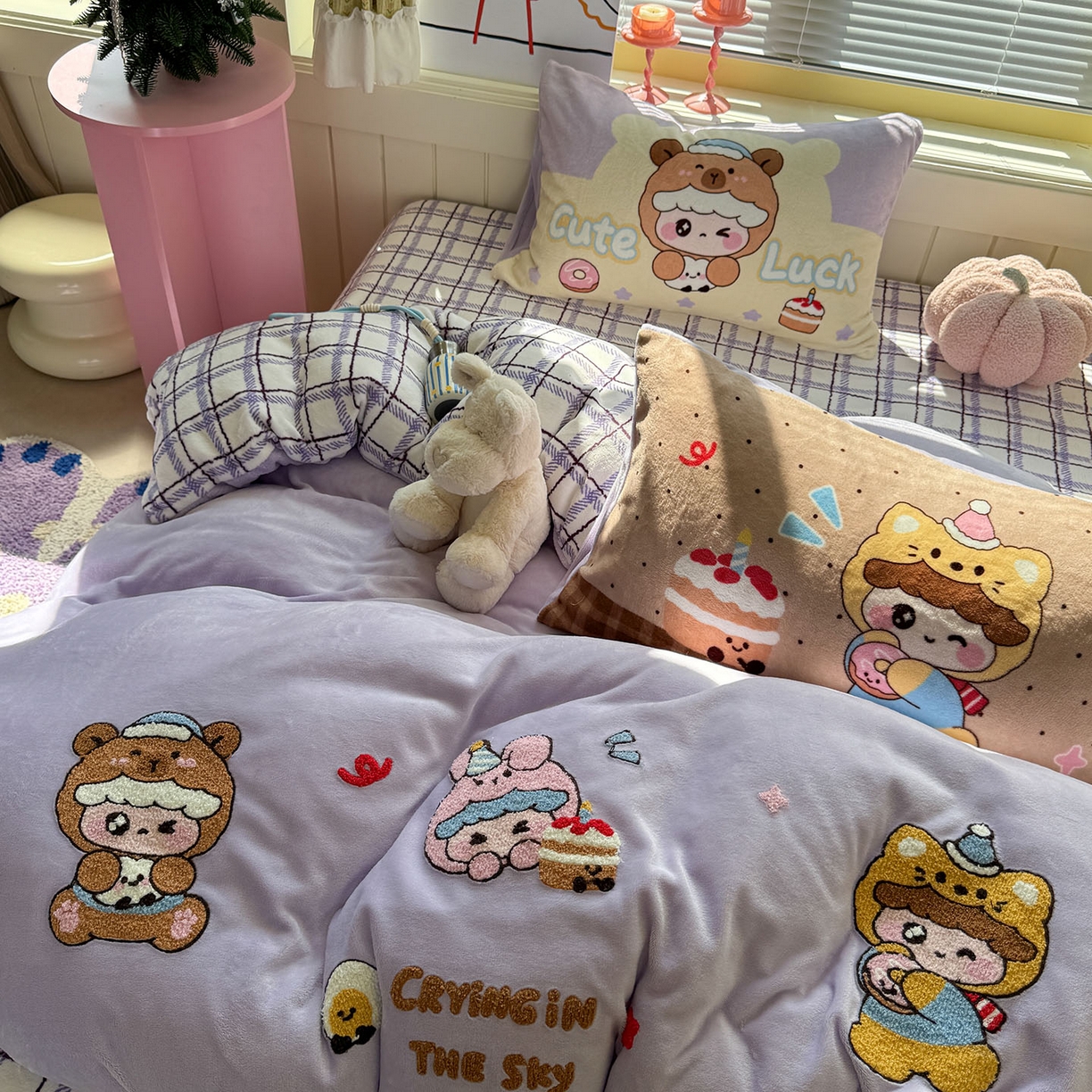 91家纺网 家纺一手货源 找家纺 柚子YOUTH 2025新款加厚牛奶绒卡通毛巾绣四件套-卡通三小只 卡通三小只-熊宝