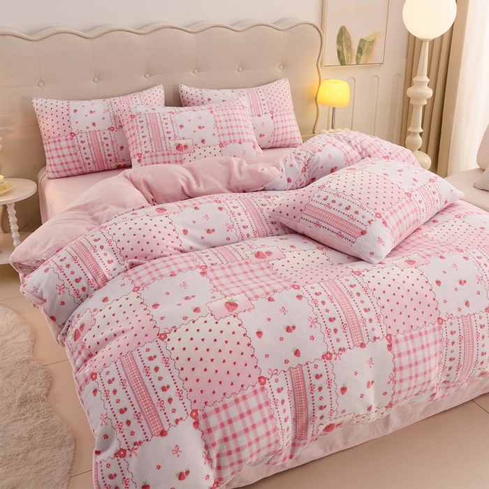 91家纺网 家纺一手货源 找家纺 三悦四季 2025新款A类牛奶绒印花四件套 草莓格韵