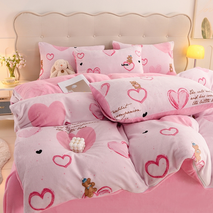 91家纺网 家纺一手货源 找家纺 三悦四季 2025新款A类牛奶绒印花四件套 甜心熊语