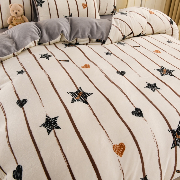 91家纺网 家纺一手货源 找家纺 三悦四季 2025新款A类牛奶绒印花四件套 星条漫旅