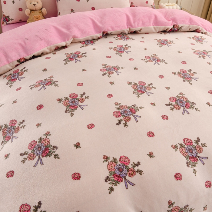 91家纺网 家纺一手货源 找家纺 三悦四季 2025新款A类牛奶绒印花四件套 粉色绮梦