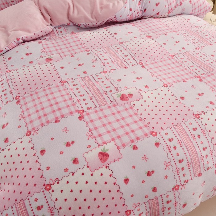 91家纺网 家纺一手货源 找家纺 三悦四季 2025新款A类牛奶绒印花四件套 草莓格韵