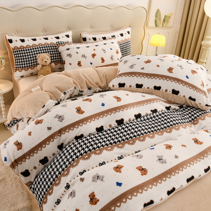 91家纺网 家纺一手货源 找家纺 三悦四季 2025新款A类牛奶绒印花四件套 格纹小熊