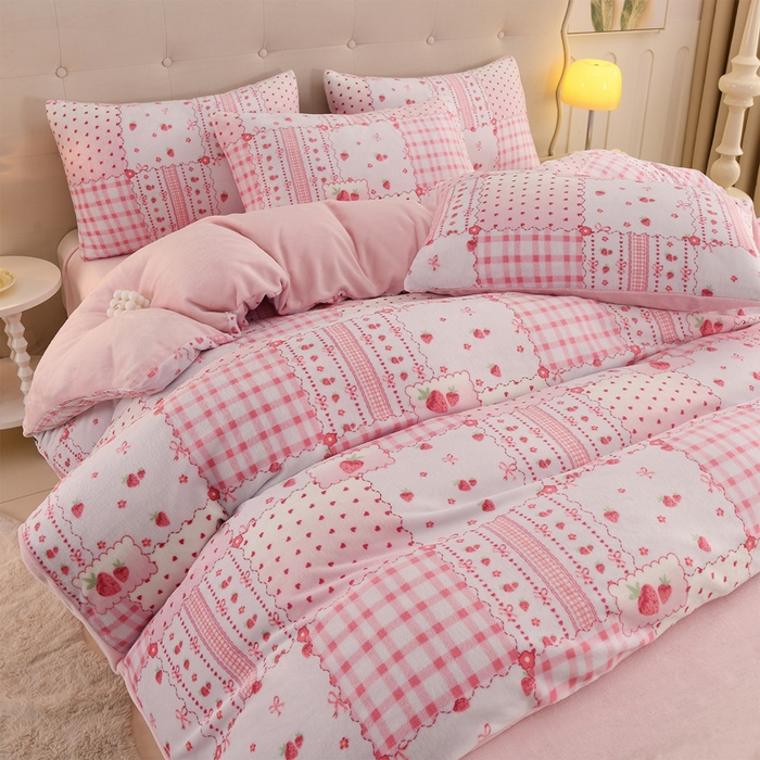 91家纺网 家纺一手货源 找家纺 三悦四季 2025新款A类牛奶绒印花四件套 草莓格韵