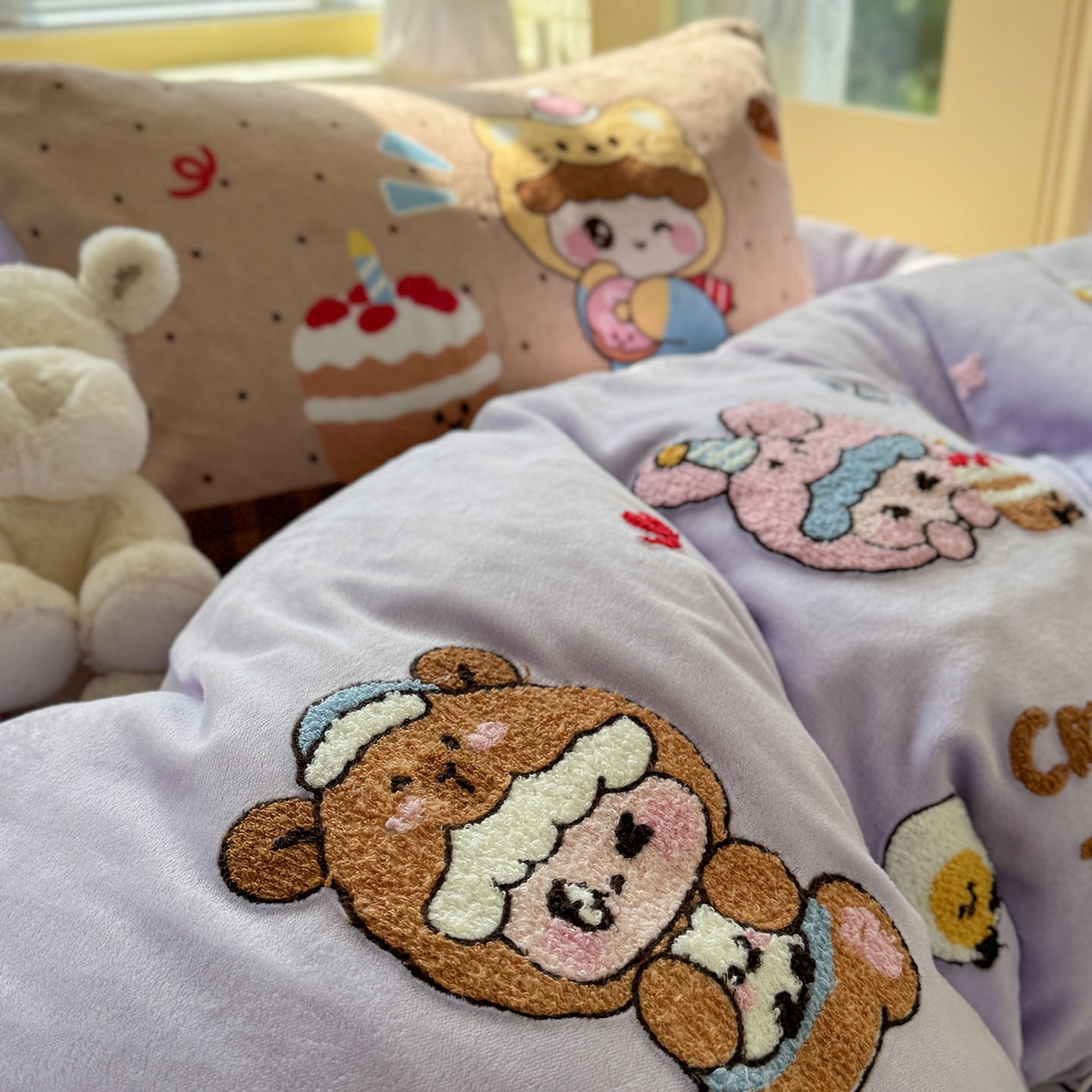 91家纺网 家纺一手货源 找家纺 柚子YOUTH 2025新款加厚牛奶绒卡通毛巾绣四件套-卡通三小只 卡通三小只-熊宝