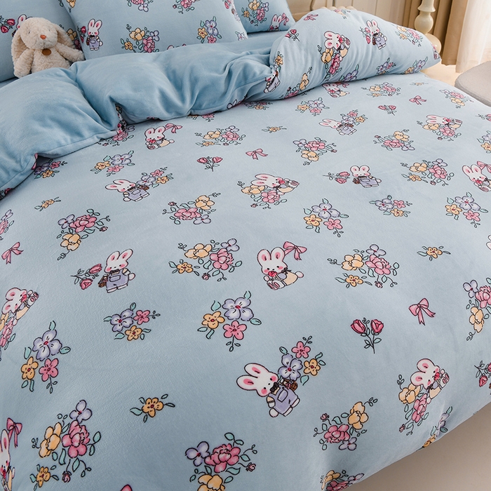 91家纺网 家纺一手货源 找家纺 三悦四季 2025新款A类牛奶绒印花四件套 花漾兔语