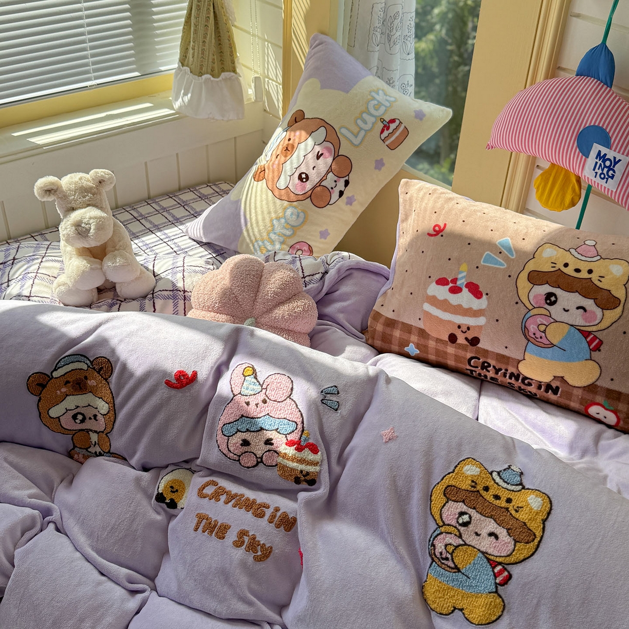 91家纺网 家纺一手货源 找家纺 柚子YOUTH 2025新款加厚牛奶绒卡通毛巾绣四件套-卡通三小只 卡通三小只-熊宝