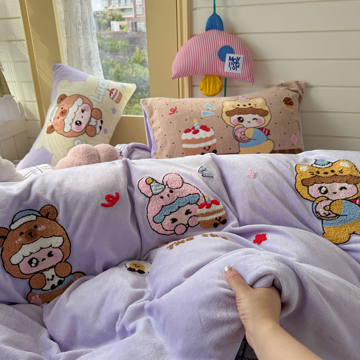 91家纺网 家纺一手货源 找家纺 柚子YOUTH 2025新款加厚牛奶绒卡通毛巾绣四件套-卡通三小只 卡通三小只-熊宝