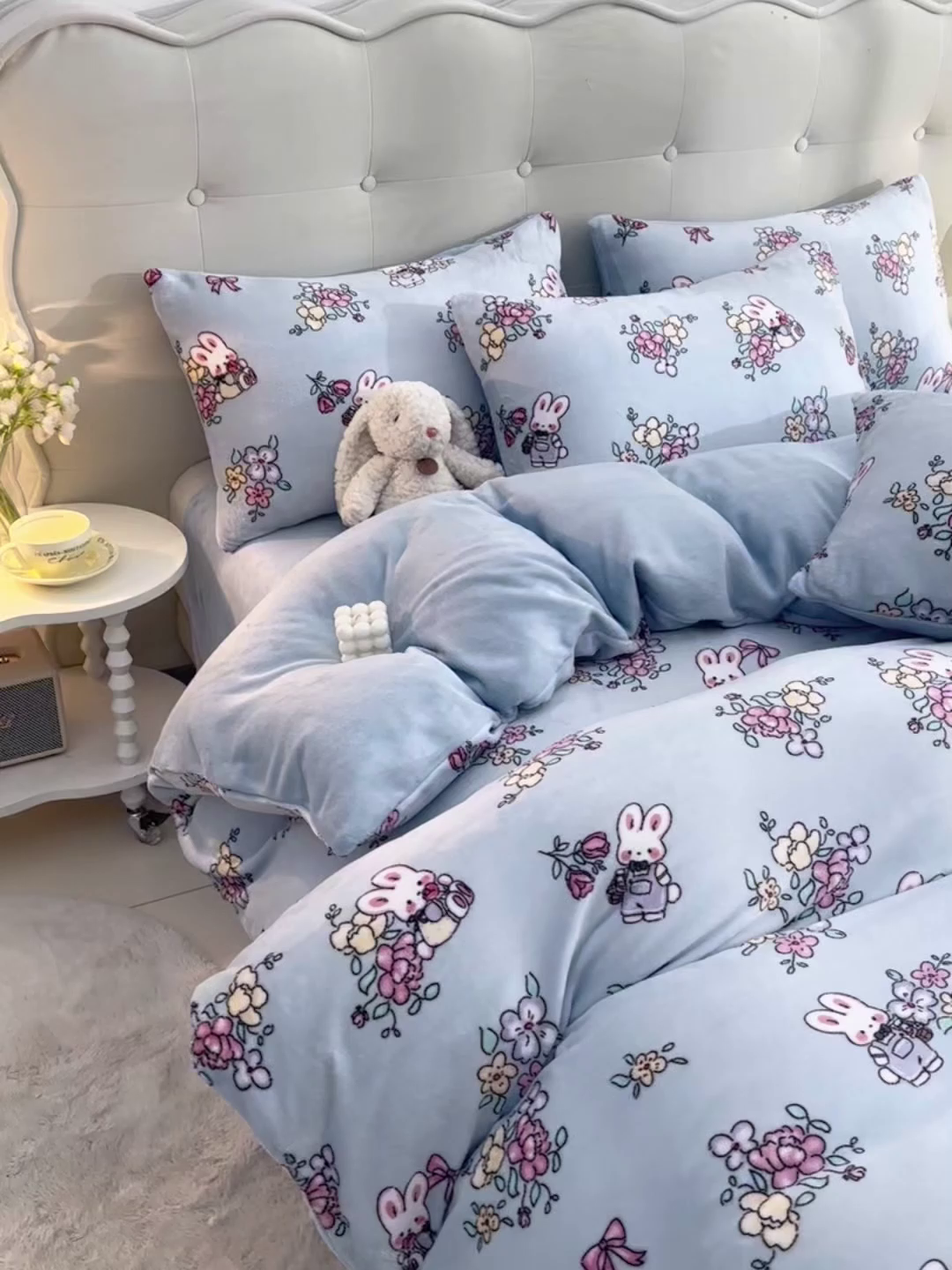 91家纺网 家纺一手货源 找家纺 三悦四季 2025新款A类牛奶绒印花四件套 花漾兔语