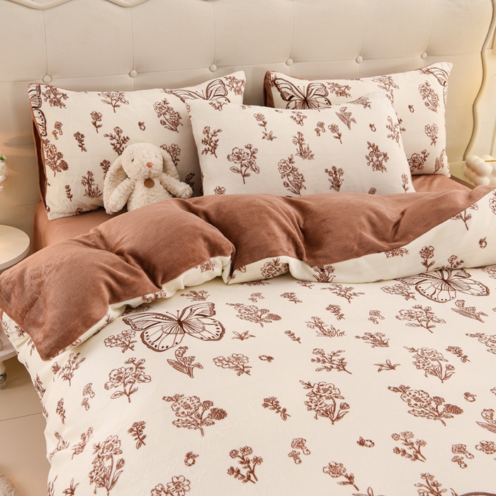 91家纺网 家纺一手货源 找家纺 三悦四季 2025新款A类牛奶绒印花四件套 碎花蝶语