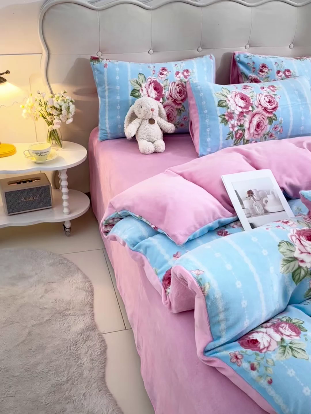 91家纺网 家纺一手货源 找家纺 三悦四季 2025新款A类牛奶绒印花四件套 浅蓝玫瑰