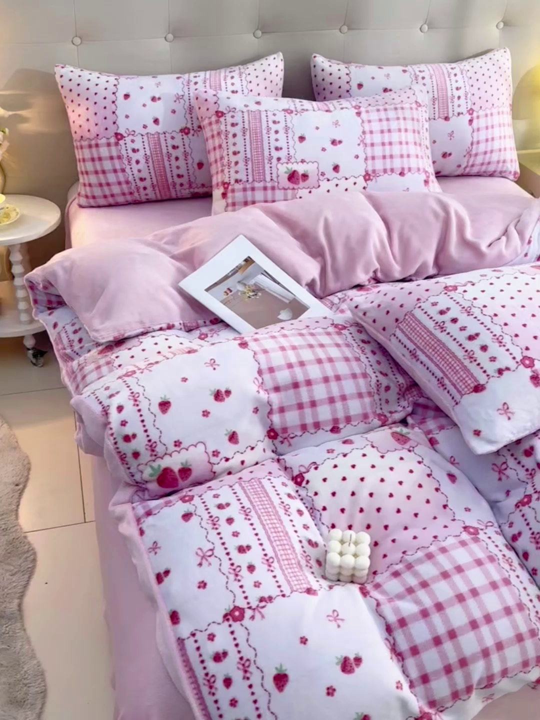 91家纺网 家纺一手货源 找家纺 三悦四季 2025新款A类牛奶绒印花四件套 草莓格韵