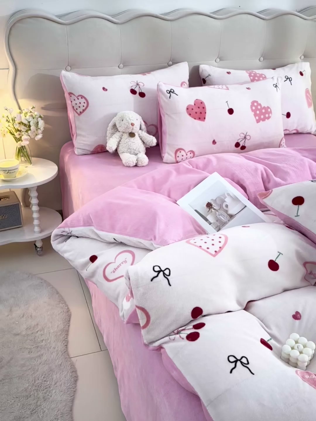 91家纺网 家纺一手货源 找家纺 三悦四季 2025新款A类牛奶绒印花四件套 粉爱心