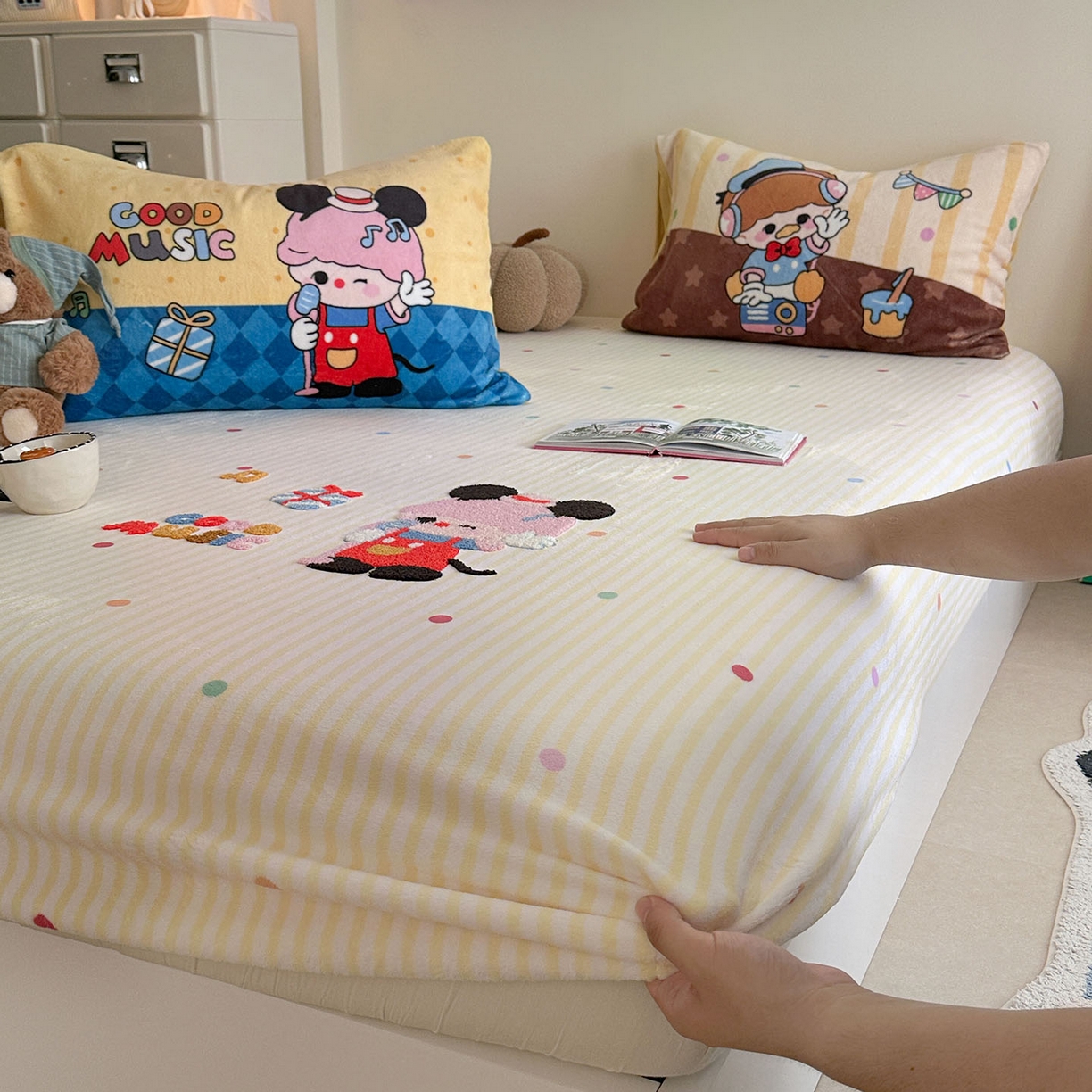 91家纺网 家纺一手货源 找家纺 柚子YOUTH 2025新款加厚牛奶绒卡通毛巾绣床笠三件套 歌唱家